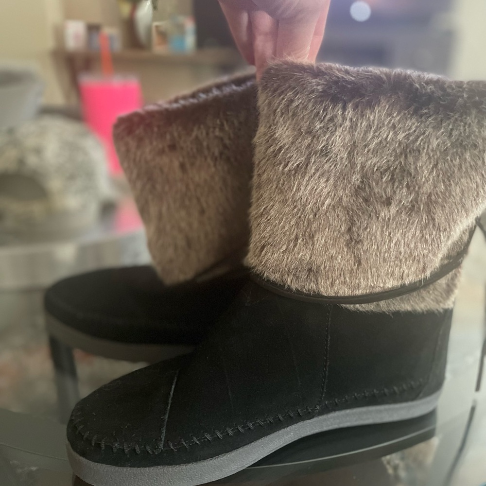 Toms Woman's Boots Size 10 Suede Fur